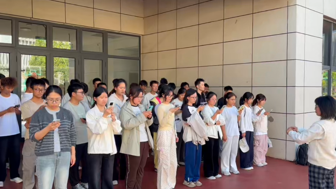 一群穿着礼服的人 AI 生成的内容可能不正确。