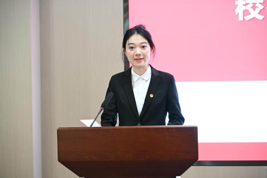 人穿着西装 AI 生成的内容可能不正确。